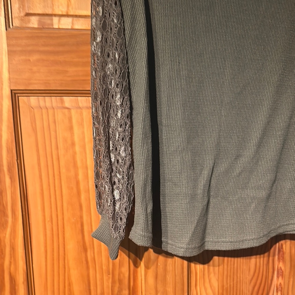 Green Lace Sleeve Blouse - Picture 4 of 5